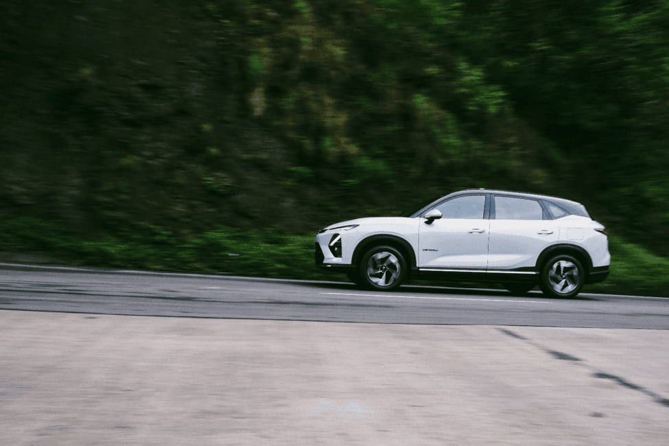 Chevrolet Captiva EV in an urban driving environment