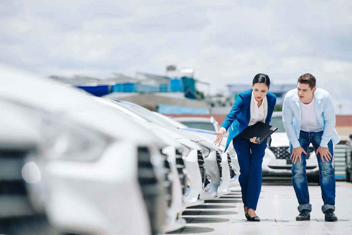 Car Dealership vs. Third-party Seller: Which One Should You Choose?