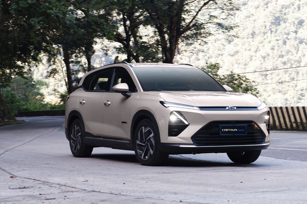chevrolet captiva on the road