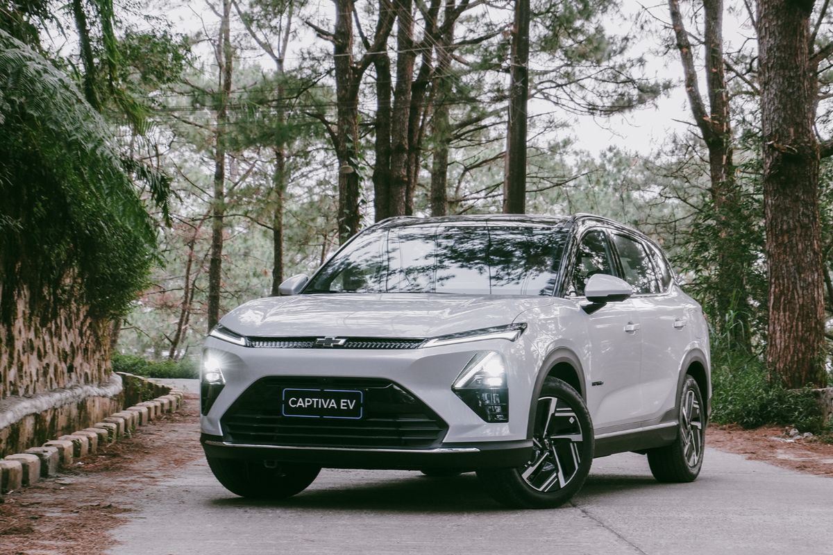 while chevrolet captica ev in the middle of the road