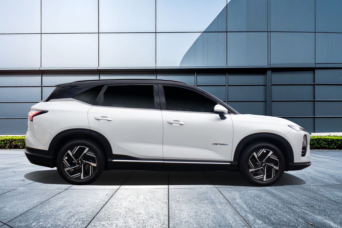 white chevrolet captiva plug-in hybrid