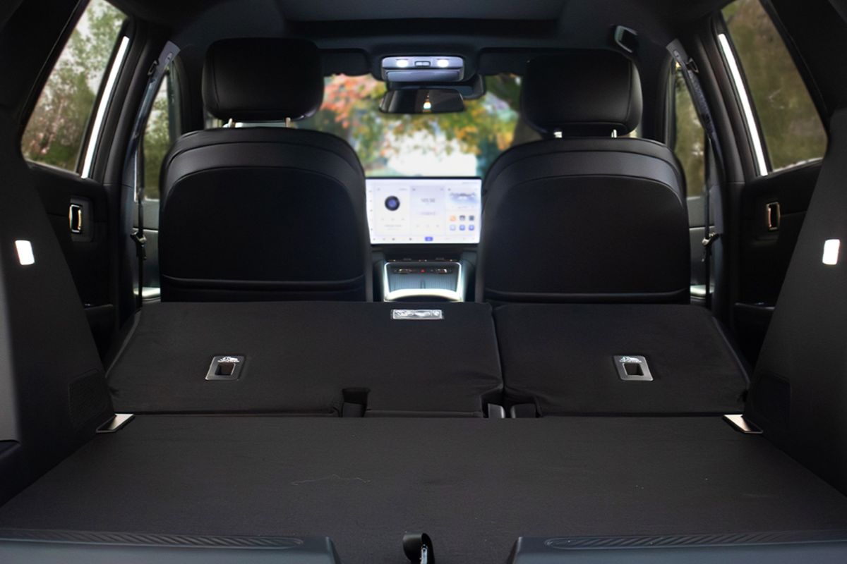 Chevrolet Captiva PHEV rear cargo area with the back seats folded flat for expanded storage space